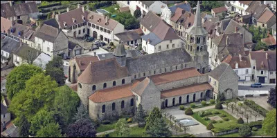 Quel est ce village, situé dans l'est du département, aux limites du Bourbonnais, connu pour son abbatiale romane et comme station thermale ?
