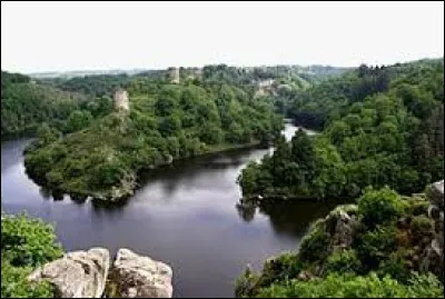 Quel est ce château, ancienne forteresse de la fin du XIIe siècle, remaniée aux XIIIe et XVe siècles, qui occupe une crête rocheuse aux pentes abruptes, entre la Creuse et son affluent, la Sédelle ?