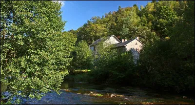 Quelle est cette rivière, longue au total de 200 km, qui prend sa source dans le département de la Creuse, le traverse vers l'ouest dans sa partie sud, avant de couler vers le nord et de rejoindre la Vienne ?