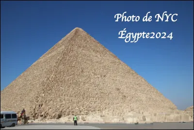 Quel est cette pyramide, la plus haute et la plus volumineuse d'Égypte qui se trouve sur le plateau de Gizeh ?