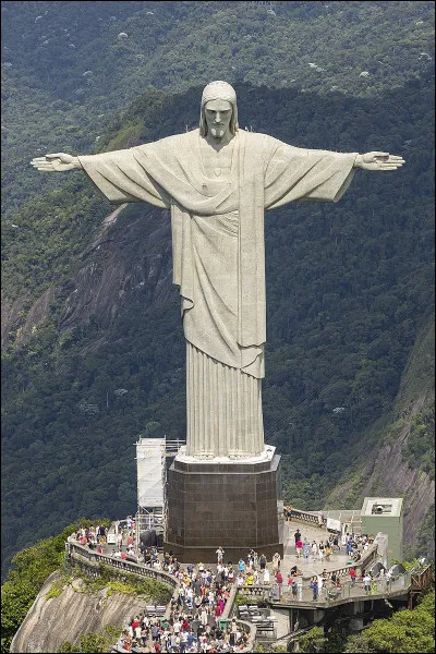 Quelle est cette statue monumental du Christ implanté sur le mont Corcovado qui domine la ville de Rio de Janeiro ?