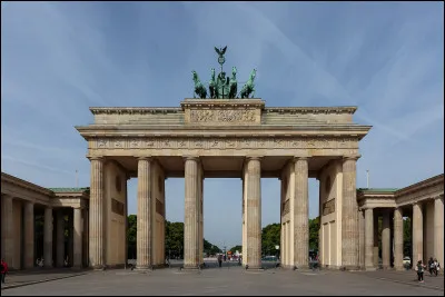 Qulee est cette célèbre porte de Berlin qui fut le symbole de la séparation entre l'Allemagne de l'Est et celle de l'Ouest ?