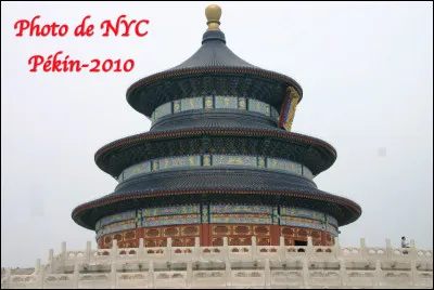 Quel est ce temple rond (1406) de Pékin dont la dispostion symbolise la croyance chinoise que la terre est cgarée et le ciel rond ?