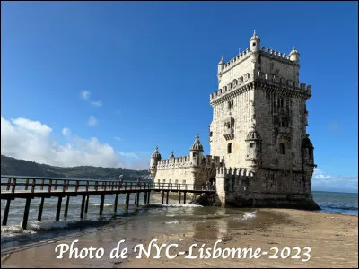 Quelle est cette tour construite au bord du Tage, une forteresse pour garder l'entrée du port de Lisbonne ?