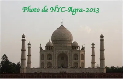 Quelle est ce mausolée de marbre blanc situé dans la ville d'Agra en Inde ?