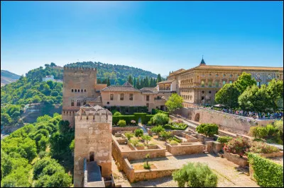 Quel est cet ensemble palatial de style arabe-musulman situé à Grenade en Andalousie ?