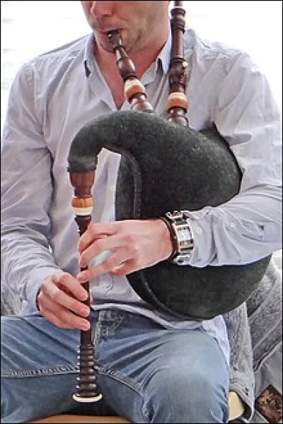 Comment s'appelle la cornemuse rustique encore pratiquée au XIXe siècle dans le pays nantais, notamment le pays de Guérande et le pays de Retz, ainsi que dans la partie vendéenne du Marais breton ?