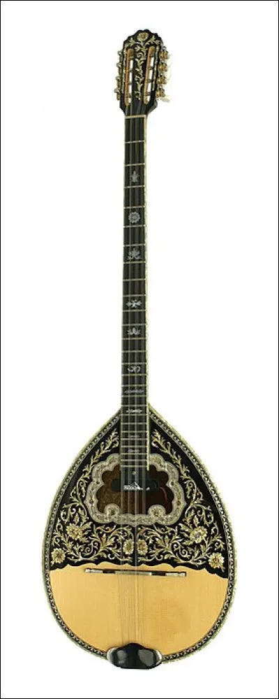 En Grèce, il est souvent considéré comme l'instrument « national » depuis le milieu du XXe siècle. Quel est son nom ?