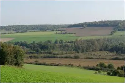 Quelle est cette petite région de plateaux de la rive droite de la Seine, entre lOise et lAndelle, divisée entre une partie "française" réunie à la couronne à la fin du XIe siècle et une partie normande à louest qui correspond au nord du département de l'Eure ?