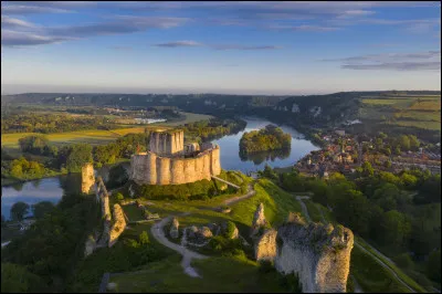 Quelle est cette petite sous-préfecture de 7 900 habitants, située dans la vallée de la Seine et dominée par la forteresse de Château-Gaillard ?