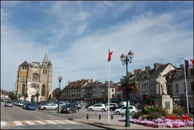 Quelle est cette petite ville de 4 200 habitants, centre d'une petite région naturelle qui porte son nom, plateau céréalier situé au centre du département ?