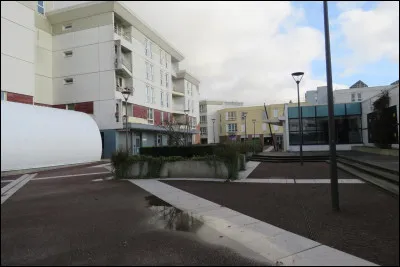 Quelle est cette ville de 12 600 habitants, conçue comme "ville nouvelle" au début des années 1970, située dans une boucle de la Seine, important centre de l'industrie pharmaceutique ?