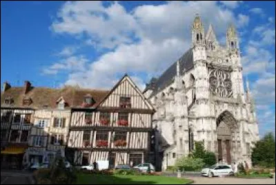 Quelle est cette ville, la deuxième du département avec 25 000 habitants ?