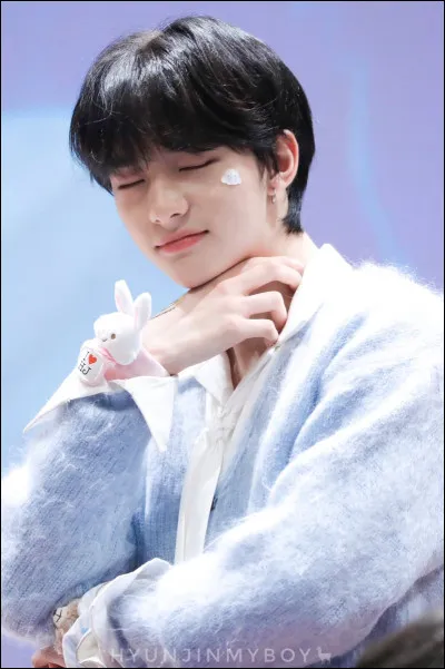 Qui est le membre qui a été viré pour scandale ?