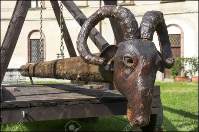 Fin XVIIe siècle, à quoi servait un bélier dans certaines manufactures ou grosses propriétés ?