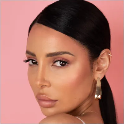 Qui est cette youtubeuse ?