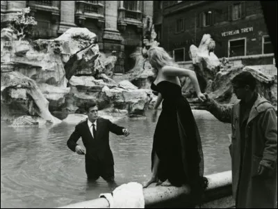 Comment est la vie (en italien) dans le titre de ce film de Federico Fellini ?