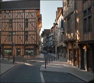 1040 - France > Ainsi, durant ce qui peut être grossièrement ''l'Âge d'or juif'', une ville [...laquelle ?...] deviendra - à l'image de Babylone ou Cordoue - l'un des centres spirituel du judaïsme en Europe.