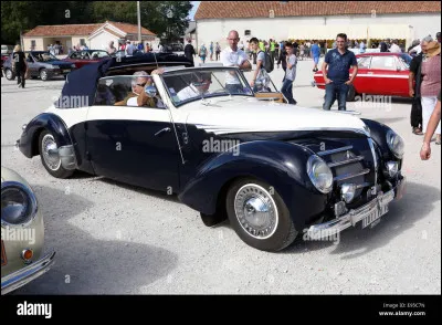 Rosengart est le premier constructeur à avoir adopté quelle technologie avant-gardiste sur ses berlines et cabriolet en 1933 ?