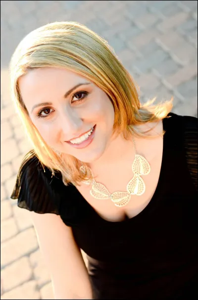 Comment s'appelle l'auteur de la saga ?