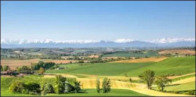 Quelle est cette région naturelle vallonnée, s'étendant sur le sud du département en bordant le plateau de Lannemezan ?