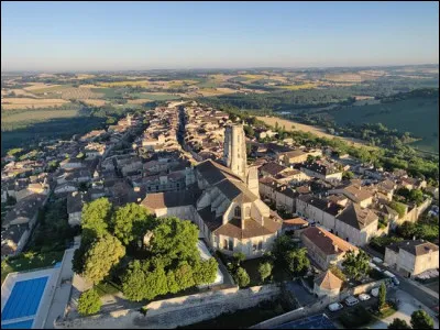 Quelle est cette petite ville de 3 600 habitants, traversée par le Gers, située en Lomagne à l'extrémité nord-est du département ?