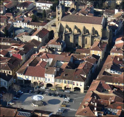 Quelle est cette petite ville de 3 400 habitants, ancienne bastide, sous-préfecture du sud du département ?
