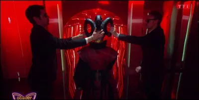 Malheureusement, la Geishamouraï n'accédera pas aux portes de la demi-finale de ''Mask Singer''. Qui était derrière le costume de la Geishamouraï et a été démasqué le vendredi 7 juin 2024 ?