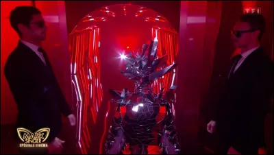 Une grande star internationale se cachait sous le costume de la Reine des Glaces. Qui était derrière le costume de la Reine des Glaces et a été démasqué le vendredi 17 mai 2024 ?