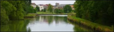 Nous terminons notre promenade sur le canal de la Marne au Rhin, à Xures. Village de Lorraine, dans le Lunévillois, il se situe dans le département ...