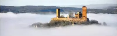 Voici le château de Saint-Laurent-les-Tours sortant de la brume. Village de l'arrondissement de Figeac, traversé par le Mamoul, il se situe dans le département ...