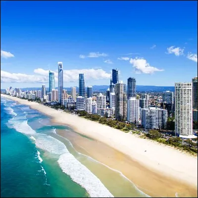 Quel territoire marin protégé au large du Queensland est constitué de plus de 900 îles ?