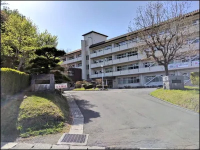 Dans quel lycée rentre Hinata ?