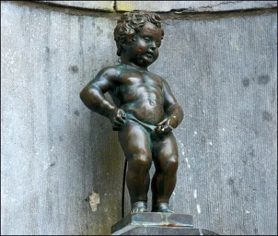 ''Manneken-Pis est'' est le symbole le plus connu de Bruxelles. Quelle est la hauteur de cette statue ?