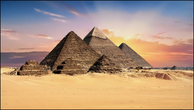 Quelle merveille du monde antique est située en Égypte et est composée de grandes pyramides de pierre ?
