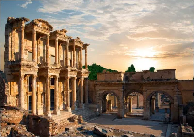 Quelle merveille du monde antique était un grand temple dédié à la déesse grecque Artémis ?