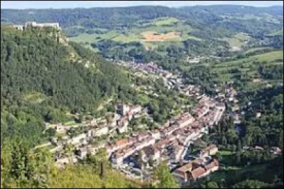 Quelle est cette petite ville de 2 400, station thermale située au fond de la vallée de la Furieuse, un affluent de la Loue, dominée par deux forts ?