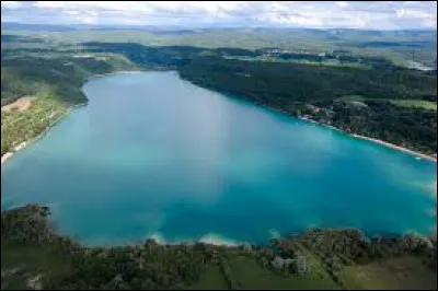 Quel est ce lac glaciaire, le plus grand lac naturel du département, avec 232 ha, situé dans le site d'une reculée caractéristique du Jura ?
