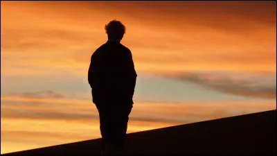 Tu es à une soirée et tu remarques que quelqu'un est assis seul, semblant mal à l'aise. Que fais-tu ?