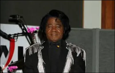 James Brown, célèbre pour être une figure majeure du rhythm and blues, de la soul music et du funk est-il encore en vie ?