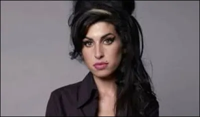Amy Winehouse, célèbre pour sa voix caractéristique et son look unique est-elle encore en vie ?