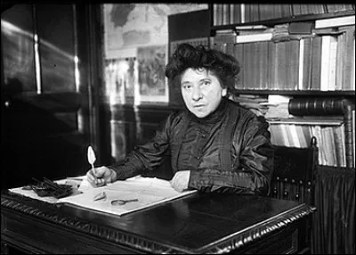 Lors du troisième congrès socialiste ouvrier de Marseille, Hubertine Auclert demande en 1879 à la tribune...