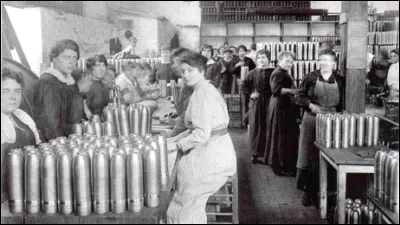 Comment se nommaient ces femmes qui remplaçaient les hommes partis au front ?