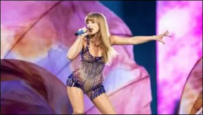Avec la tournée "Eras", Taylor Swift réalise la tournée la plus lucrative de tous les temps.