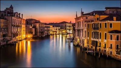 Quelle ville italienne est connue pour ses canaux et ses gondoles ?