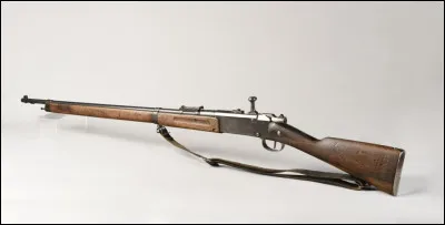 Quelle est cette arme à feu en L, célèbre fusil français d'infanterie de la Première Guerre mondiale ?