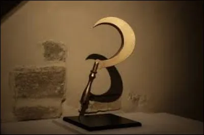 Quelle bande dessinée a l'un de ses tomes intitulé "La Serpe d'or" ?