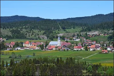 Quelle commune du Doubs, avec ses 152 jours de gel en moyenne par an, est considérée comme la ville la plus froide de France ?