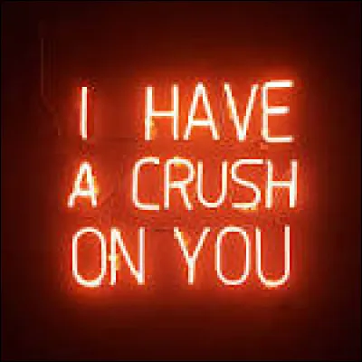 Mise en situation : ton crush sapproche de toi et te chuchote quelque chose. Que te dit-il ?