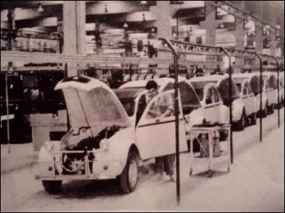 En quelle année a débuté la fabrication de la 2 CV ?